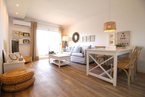 Santa Ana 22 by homeprive Vacker och bekväm lägenhet i Denia, Costa Blanca, Spanien med en gemensam pool för 4 personer. Lägenheten ligger i ett bostadsområde nära stranden, i närheten av restauranger och barer, livsmedelsbutiker och en tennisbana, och är endast 25 meter från stranden....