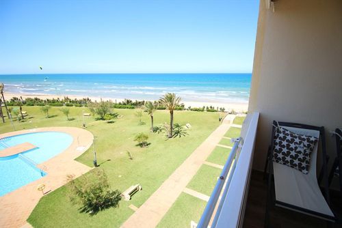 Santa Ana 22 by homeprive Smuk og komfortabel lejlighed i Denia, Costa Blanca, Spanien med en fælles pool til 4 personer. Lejligheden er beliggende i et boligområde tæt på stranden, restauranter og barer, supermarkeder og en tennisbane, og er kun 25 meter fra stranden....