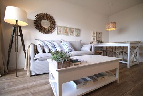 Santa Ana 22 by homeprive Smuk og komfortabel lejlighed i Denia, Costa Blanca, Spanien med en fælles pool til 4 personer. Lejligheden er beliggende i et boligområde tæt på stranden, restauranter og barer, supermarkeder og en tennisbane, og er kun 25 meter fra stranden....