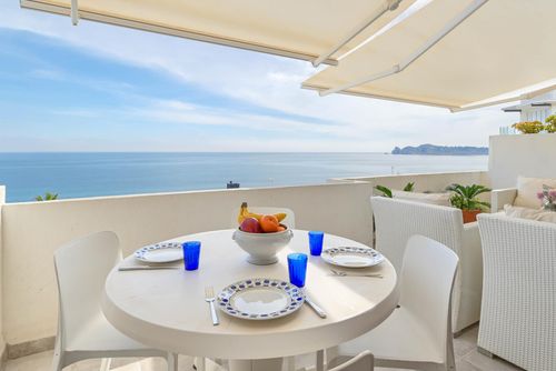 Jardines de Karine Schöne und komfortable Wohnung in Jávea, Costa Blanca, Spanien mit Gemeinschaftspool für 6 Personen. Die Wohnung befindet sich in einem Wohnstrandgebiet, 25 Meter vom Strand Playa Cala Blanca, Jávea und 25 Meter vom Mittelmeer, Jávea entfernt....