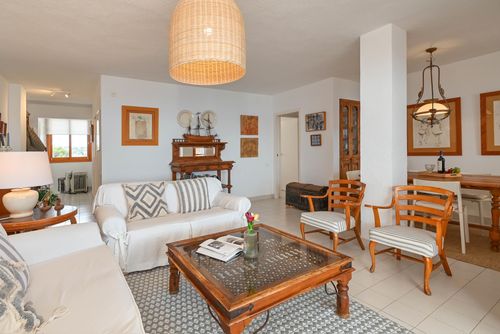 Jardines de Karine Bel et confortable appartement avec piscine commune à Javea, Costa Blanca, Espagne pour 6 personnes. L'appartement est situé dans une zone résidentielle de plage, à 25 mètres de Playa Cala Blanca, plage de Javea et à 25 mètres de la mer Méditerranée, Javea....