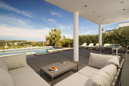 Bonheur Villa en Javea, Costa Blanca, España, con piscina privada para 8 personas. La casa se encuentra en una zona residencial....