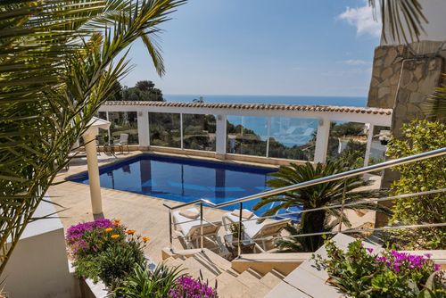 Rijos Prachtige en aangename villa in Jávea, Costa Blanca, Spanje met privézwembad voor 6 personen. Het huis is gelegen in een residentiële strandomgeving en bevindt zich op 3 km van het strand La Granadella, Jávea....