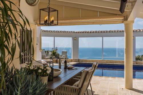 Rijos Prachtige en aangename villa in Jávea, Costa Blanca, Spanje met privézwembad voor 6 personen. Het huis is gelegen in een residentiële strandomgeving en bevindt zich op 3 km van het strand La Granadella, Jávea....