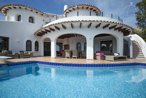 Lola Rustieke en comfortabele villa in Altea, Costa Blanca, Spanje met privézwembad voor 8 personen. Het huis is gelegen in een kust-, residentieel en bergachtig gebied, op 4 km van het strand van Altea la Olla en 4 km van Altea la Vieja....