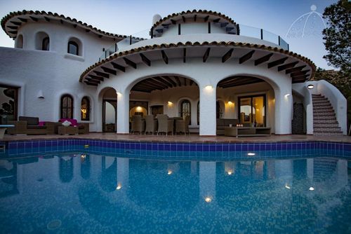 Lola Villa rustique et confortable à Altea, Costa Blanca, Espagne, avec piscine privée pour 8 personnes. La maison est située dans une zone côtière, résidentielle et montagneuse, à 4 km de la plage d'Altea la Olla et à 4 km d'Altea la Vieja....