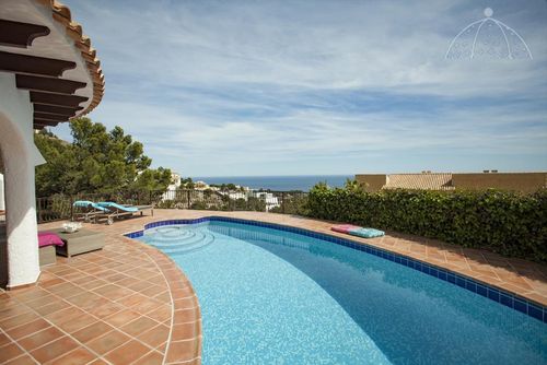 Lola Rustikale und komfortable Villa in Altea, Costa Blanca, Spanien, mit privatem Pool für 8 Personen. Das Haus befindet sich in einer Küsten-, Wohn- und Bergregion, 4 km vom Strand Altea la Olla und 4 km von Altea la Vieja entfernt....