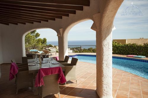Lola Rustik og komfortabel villa i Altea, Costa Blanca, Spanien med privat pool til 8 personer. Huset er beliggende i et kystnært, boligområde omgivet af bjerge, 4 km fra Altea la Olla strand og 4 km fra Altea la Vieja....
