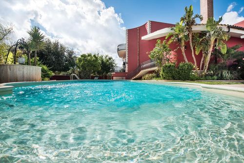 Villa Maia Villa con piscina privada en Mazara del Vallo, Sicilia, Italia, para 8 personas. La casa se encuentra en una zona costera, boscosa y residencial, a 1 km de la playa....