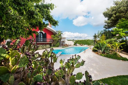 Villa Maia Villa con piscina privada en Mazara del Vallo, Sicilia, Italia, para 8 personas. La casa se encuentra en una zona costera, boscosa y residencial, a 1 km de la playa....