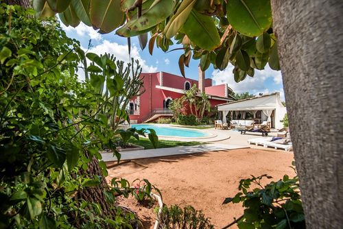 Villa Maia Villa con piscina privada en Mazara del Vallo, Sicilia, Italia, para 8 personas. La casa se encuentra en una zona costera, boscosa y residencial, a 1 km de la playa....