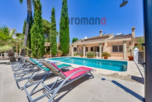 Villa Atenea Maravillosa y lujosa villa con piscina privada en Moraira, Costa Blanca, España para 6 personas. La villa está situada en una zona residencial cerca de la playa y se encuentra a 2 km de la playa de El Portet....