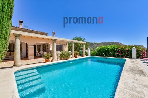 Villa Atenea Maravillosa y lujosa villa con piscina privada en Moraira, Costa Blanca, España para 6 personas. La villa está situada en una zona residencial cerca de la playa y se encuentra a 2 km de la playa de El Portet....