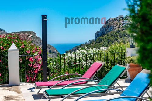 Villa Atenea Wunderbare und luxuriöse Villa mit privatem Pool in Moraira, Costa Blanca, Spanien für 6 Personen. Die Villa befindet sich in einem Wohnbereich in Strandnähe und ist 2 km vom Strand El Portet entfernt....