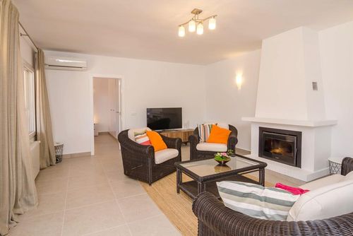 Villa Atenea Wunderbare und luxuriöse Villa mit privatem Pool in Moraira, Costa Blanca, Spanien für 6 Personen. Die Villa befindet sich in einem Wohnbereich in Strandnähe und ist 2 km vom Strand El Portet entfernt....