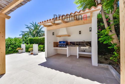 Villa Atenea Maravillosa y lujosa villa con piscina privada en Moraira, Costa Blanca, España para 6 personas. La villa está situada en una zona residencial cerca de la playa y se encuentra a 2 km de la playa de El Portet....