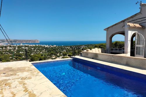 Lagarto Grote en comfortabele villa in Jávea, Costa Blanca, Spanje met privézwembad voor 9 personen. Het huis is gelegen in een kust- en woonwijk....