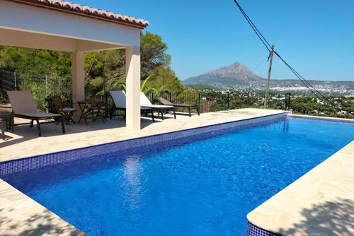 Lagarto Grande e confortevole villa a Jávea, Costa Blanca, Spagna con piscina privata per 9 persone. La casa è situata in una zona residenziale e costiera....