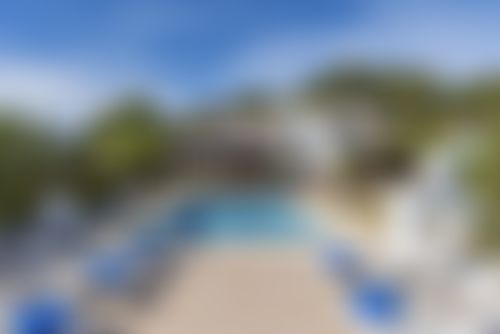 Casa Rosalia 16 pax Wunderschöne und klassische Villa in Javea, Costa Blanca, Spanien, mit privatem Pool für 16 Personen. Das Haus liegt in einer ländlichen und bewaldeten Strandgegend. <br/><br/>Die Villa verfügt über 8 Schlafzimmer und 7 Badezimmer, verteilt auf 2 Ebenen. Die Unterkunft bietet Privatsphäre, einen wunderschönen Rasengarten mit Kies und Bäumen, einen herrlichen Pool und eine schöne Aussicht auf das Tal. Ihr Komfort und die Nähe zum Strand, zu Sportaktivitäten, Unterhaltungseinrichtungen, Ausgehmöglichkeiten, Sehenswürdigkeiten und Kultur machen diese Villa zu einem idealen Ort, um Ihren Urlaub in Spanien mit Familie oder Freunden und sogar mit Ihren Haustieren zu verbringen.</p><p><b>Interieur der Villa</b></p><ul><li>Große 2-stöckige Villa</li><li>Wohnzimmer mit Fernseher, DVD-Player, HiFi-Anlage, iPod-Dockingstation und Deckenventilator</li><li>Zusätzliches Wohnzimmer</li><li>Kamin im Wohnzimmer (Holz)</li><li>Balkon</li><li>8 Schlafzimmer und 7 Badezimmer</li><li>Satellitenantenne (Astra) und Kabelfernsehen (TDT)</li><li>Abstellraum mit Waschmaschine</li></ul><p><b>Küche</b></p><ul><li>Küche mit Elektroherd, Elektrobackofen, Mikrowelle, Geschirrspüler, Kühl-Gefrierkombination, Kaffeemaschine, Wasserkocher, Mixer, Toaster, Entsafter und Wasserspender</li></ul><p><b>Schlafzimmer und Badezimmer</b></p><ul><li>3 Schlafzimmer mit Klimaanlage, jeweils mit Queensize-Bett (Maße 200 x 160 cm) und eigenem Bad</li><li>Schlafzimmer mit Queensize-Bett (Maße 200 x 160 cm), Ventilator und eigenem Bad</li><li>Schlafzimmer mit Queensize-Bett (Maße 200 x 160 cm) und Ventilator</li><li>Schlafzimmer mit Klimaanlage und Queensize-Bett (Maße 200 x 160 cm)</li><li>2 Schlafzimmer, jeweils mit 2 Einzelbetten (Maße 200 x 90 cm) und Ventilator</li><li>Badezimmer en-suite mit Doppelwaschbecken, Dusche und WC</li><li>3 Badezimmer en-suite, jeweils mit Waschbecken, Dusche und WC</li><li>2 Badezimmer mit Waschbecken, Badewanne/Duschkombination und WC</li><li>Badezimmer mit Doppelwaschbecken, Dusche und WC</li></ul><p><b>Exterieur der Villa</b></p><ul><li>Großes und eingezäuntes Grundstück</li><li>Privater Pool mit den Maßen 10 m x 5 m und 2 m Tiefe</li><li>Wunderschöner Rasengarten mit Kies, Bäumen und Gartenmöbeln mit Sonnenliegen</li><li>4 Terrassen, davon 1 überdacht</li><li>Grill</li><li>Außendusche</li><li>Sitzbereich im Freien und Essbereich im Freien</li><li>13 private überdachte Parkplätze</li></ul><p><b>Mehr Informationen</b></p><ul><li>Nächste Stadt: Javea (innerhalb von 5 Kilometern von der Villa)</li><li>Nächster Strand: El Arenal, Javea (innerhalb von 5 Kilometern von der Villa)</li><li>Nächster Hafen: Puerto Aduanas del Mar, Javea (innerhalb von 5 Kilometern von der Villa)</li><li>Nächster Park: Tarraula, Javea (innerhalb von 1000 Metern von der Villa)</li><li>Nächster Flughafen: Alicante (innerhalb von 100 Kilometern von der Villa)</li><li>Zweitnächstgelegener Flughafen: Valencia (> 100 Kilometer)</li><li>Haustiere erlaubt</li><li>Die Unterkunft ist sehr gut geeignet für Familien mit Kindern</li></ul><p><b>Einrichtungen und Dienstleistungen im Mietpreis der Villa enthalten</b></p><ul><li>Internet (WiFi)</li><li>Bügeleisen und Bügelbrett</li><li>Bettwäsche und Handtücher</li><li>Rezeptionsservice und 24-Stunden-Notdienst</li><li>Paddle-Tennisplatz</li><li>Tischtennis</li><li>Zentralheizung und Klimatisierung</li></ul><p><b>Einrichtungen und Dienstleistungen gegen Aufpreis</b></p><ul><li>Flughafenservice</li><li>Wäscheservice</li><li>Zusatzbett und Kinderbetten/Gitterbetten (auf Anfrage)</li></ul><p><b>Unterhaltungs- und Freizeitaktivitäten für Ihren Urlaub in Javea, Costa Blanca</b></p><ul><li>Kino, Theater, Diskothek, Bar, Promenade (El Arenal und Javea) (innerhalb von 5 Kilometern vom Haus)</li></ul><p><b>Sehenswürdigkeiten und Kultur in Javea, Costa Blanca</b></p><ul><li>Museum (Histórico de Javea, Javea), Kirche (San Bartolome, Pueblo, Javea), Ruine (Molinos de Viento, Javea), Monument (Pueblo de Javea, Javea), Architektonisches Gebäude (Histórico de Javea, Javea), Historischer Ort (Pueblo de Javea und Javea) (innerhalb von 5 Kilometern von der Unterkunft)</li><li>Schloss (Portal de la Vila und Denia) (innerhalb von 25 Kilometern von der Unterkunft)</li></ul><p><b>Sport</b>...