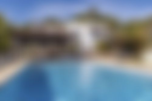 Casa Rosalia 16 pax Wunderschöne und klassische Villa in Javea, Costa Blanca, Spanien, mit privatem Pool für 16 Personen. Das Haus liegt in einer ländlichen und bewaldeten Strandgegend. <br/><br/>Die Villa verfügt über 8 Schlafzimmer und 7 Badezimmer, verteilt auf 2 Ebenen. Die Unterkunft bietet Privatsphäre, einen wunderschönen Rasengarten mit Kies und Bäumen, einen herrlichen Pool und eine schöne Aussicht auf das Tal. Ihr Komfort und die Nähe zum Strand, zu Sportaktivitäten, Unterhaltungseinrichtungen, Ausgehmöglichkeiten, Sehenswürdigkeiten und Kultur machen diese Villa zu einem idealen Ort, um Ihren Urlaub in Spanien mit Familie oder Freunden und sogar mit Ihren Haustieren zu verbringen.</p><p><b>Interieur der Villa</b></p><ul><li>Große 2-stöckige Villa</li><li>Wohnzimmer mit Fernseher, DVD-Player, HiFi-Anlage, iPod-Dockingstation und Deckenventilator</li><li>Zusätzliches Wohnzimmer</li><li>Kamin im Wohnzimmer (Holz)</li><li>Balkon</li><li>8 Schlafzimmer und 7 Badezimmer</li><li>Satellitenantenne (Astra) und Kabelfernsehen (TDT)</li><li>Abstellraum mit Waschmaschine</li></ul><p><b>Küche</b></p><ul><li>Küche mit Elektroherd, Elektrobackofen, Mikrowelle, Geschirrspüler, Kühl-Gefrierkombination, Kaffeemaschine, Wasserkocher, Mixer, Toaster, Entsafter und Wasserspender</li></ul><p><b>Schlafzimmer und Badezimmer</b></p><ul><li>3 Schlafzimmer mit Klimaanlage, jeweils mit Queensize-Bett (Maße 200 x 160 cm) und eigenem Bad</li><li>Schlafzimmer mit Queensize-Bett (Maße 200 x 160 cm), Ventilator und eigenem Bad</li><li>Schlafzimmer mit Queensize-Bett (Maße 200 x 160 cm) und Ventilator</li><li>Schlafzimmer mit Klimaanlage und Queensize-Bett (Maße 200 x 160 cm)</li><li>2 Schlafzimmer, jeweils mit 2 Einzelbetten (Maße 200 x 90 cm) und Ventilator</li><li>Badezimmer en-suite mit Doppelwaschbecken, Dusche und WC</li><li>3 Badezimmer en-suite, jeweils mit Waschbecken, Dusche und WC</li><li>2 Badezimmer mit Waschbecken, Badewanne/Duschkombination und WC</li><li>Badezimmer mit Doppelwaschbecken, Dusche und WC</li></ul><p><b>Exterieur der Villa</b></p><ul><li>Großes und eingezäuntes Grundstück</li><li>Privater Pool mit den Maßen 10 m x 5 m und 2 m Tiefe</li><li>Wunderschöner Rasengarten mit Kies, Bäumen und Gartenmöbeln mit Sonnenliegen</li><li>4 Terrassen, davon 1 überdacht</li><li>Grill</li><li>Außendusche</li><li>Sitzbereich im Freien und Essbereich im Freien</li><li>13 private überdachte Parkplätze</li></ul><p><b>Mehr Informationen</b></p><ul><li>Nächste Stadt: Javea (innerhalb von 5 Kilometern von der Villa)</li><li>Nächster Strand: El Arenal, Javea (innerhalb von 5 Kilometern von der Villa)</li><li>Nächster Hafen: Puerto Aduanas del Mar, Javea (innerhalb von 5 Kilometern von der Villa)</li><li>Nächster Park: Tarraula, Javea (innerhalb von 1000 Metern von der Villa)</li><li>Nächster Flughafen: Alicante (innerhalb von 100 Kilometern von der Villa)</li><li>Zweitnächstgelegener Flughafen: Valencia (> 100 Kilometer)</li><li>Haustiere erlaubt</li><li>Die Unterkunft ist sehr gut geeignet für Familien mit Kindern</li></ul><p><b>Einrichtungen und Dienstleistungen im Mietpreis der Villa enthalten</b></p><ul><li>Internet (WiFi)</li><li>Bügeleisen und Bügelbrett</li><li>Bettwäsche und Handtücher</li><li>Rezeptionsservice und 24-Stunden-Notdienst</li><li>Paddle-Tennisplatz</li><li>Tischtennis</li><li>Zentralheizung und Klimatisierung</li></ul><p><b>Einrichtungen und Dienstleistungen gegen Aufpreis</b></p><ul><li>Flughafenservice</li><li>Wäscheservice</li><li>Zusatzbett und Kinderbetten/Gitterbetten (auf Anfrage)</li></ul><p><b>Unterhaltungs- und Freizeitaktivitäten für Ihren Urlaub in Javea, Costa Blanca</b></p><ul><li>Kino, Theater, Diskothek, Bar, Promenade (El Arenal und Javea) (innerhalb von 5 Kilometern vom Haus)</li></ul><p><b>Sehenswürdigkeiten und Kultur in Javea, Costa Blanca</b></p><ul><li>Museum (Histórico de Javea, Javea), Kirche (San Bartolome, Pueblo, Javea), Ruine (Molinos de Viento, Javea), Monument (Pueblo de Javea, Javea), Architektonisches Gebäude (Histórico de Javea, Javea), Historischer Ort (Pueblo de Javea und Javea) (innerhalb von 5 Kilometern von der Unterkunft)</li><li>Schloss (Portal de la Vila und Denia) (innerhalb von 25 Kilometern von der Unterkunft)</li></ul><p><b>Sport</b>...