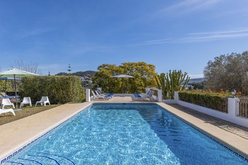 Casa Rosalia 16 pax Magnifique et classique villa à Javea, Costa Blanca, Espagne, avec piscine privée pour 16 personnes. La maison est située dans une zone rurale et boisée près de la plage....