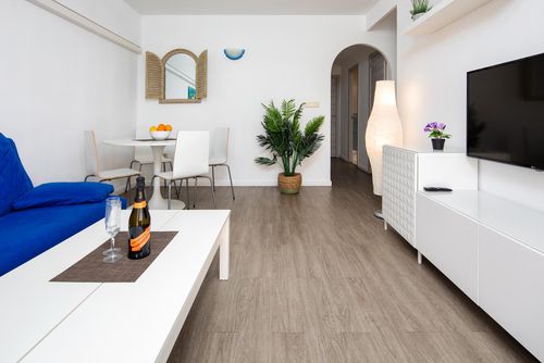 Beach Holiday Geweldig en comfortabel appartement met gemeenschappelijk zwembad in Denia, Costa Blanca, Spanje voor 4 personen. Het appartement is gelegen in een woonwijk vlakbij het strand, dichtbij restaurants, bars en winkels, en is 25 m van het Las Marinas / Las Brisas strand....