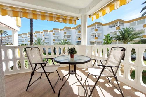 Beach Holiday Appartement merveilleux et confortable avec piscine commune à Denia, Costa Blanca, Espagne, pour 4 personnes. L'appartement est situé dans un quartier résidentiel en bord de mer, à proximité de restaurants, bars et boutiques, et se trouve à 25 m de la plage de Las Marinas / Las Brisas....