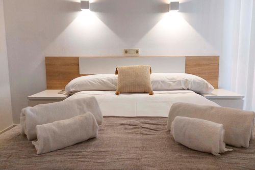 Beach Holiday Maravilloso y cómodo apartamento con piscina comunitaria en Denia, Costa Blanca, España para 4 personas. El apartamento está situado en una zona residencial de playa, cerca de restaurantes, bares y tiendas, y a 25 m de la playa Las Marinas / Las Brisas....