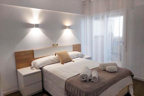 Beach Holiday Wunderschöne und komfortable Wohnung mit Gemeinschaftspool in Denia, Costa Blanca, Spanien, für 4 Personen. Die Wohnung befindet sich in einem Wohngebiet am Strand, in der Nähe von Restaurants, Bars und Geschäften, und ist nur 25 m vom Strand Las Marinas / Las Brisas entfernt....