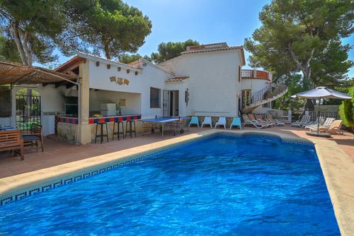 Escabusso Villa rústica y clásica en Jávea, Costa Blanca, España con piscina privada para 8 personas. La casa está situada en una zona residencial de playa, cerca de supermercados y a 3 km de la playa de La Granadella, Jávea....