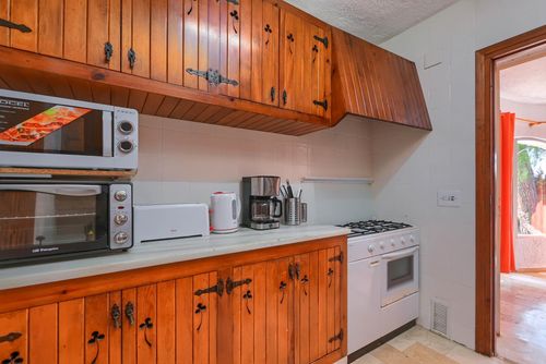 Escabusso Rustieke en klassieke villa in Javea, Costa Blanca, Spanje met privézwembad voor 8 personen. Het huis bevindt zich in een residentiële strandomgeving, dichtbij supermarkten en op 3 km van La Granadella, het strand van Javea....