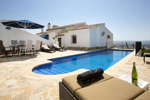 Bella Vista Klassische und romantische Villa mit privatem Pool in Jávea, Costa Blanca, Spanien, geeignet für 8 Personen. Das Haus liegt in einem Wohngebiet in einer bergigen Strandregion....