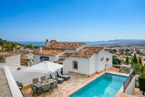 Bella Vista Klassieke en romantische villa in Jávea, Costa Blanca, Spanje met privézwembad voor 8 personen. Het huis is gelegen in een residentiële en bergachtige strandomgeving....