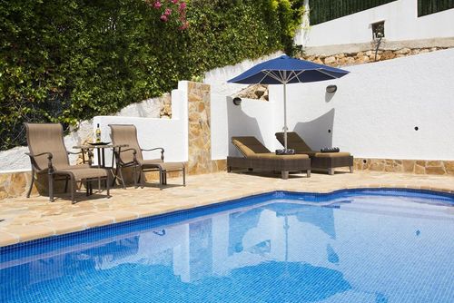 Bella Vista Villa classique et romantique avec piscine privée à Jávea, Costa Blanca, Espagne pour 8 personnes. La maison est située dans une zone résidentielle et montagneuse en bord de mer....
