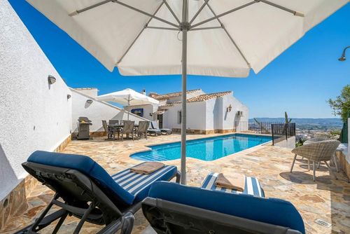 Bella Vista Clásica y romántica villa en Jávea, Costa Blanca, España con piscina privada para 8 personas. La casa está situada en una zona residencial y montañosa cerca de la playa....