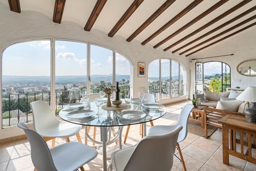 Bella Vista Klassieke en romantische villa in Jávea, Costa Blanca, Spanje met privézwembad voor 8 personen. Het huis is gelegen in een residentiële en bergachtige strandomgeving....