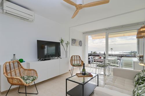 Hawaii Appartement moderne et confortable à Javea, Costa Blanca, Espagne pour 4 personnes. L'appartement est situé dans une zone résidentielle de plage, à proximité de restaurants et bars, magasins et supermarchés, à 100 mètres de la plage El Arenal, Javea et à 100 mètres de Mediterraneo, Javea....