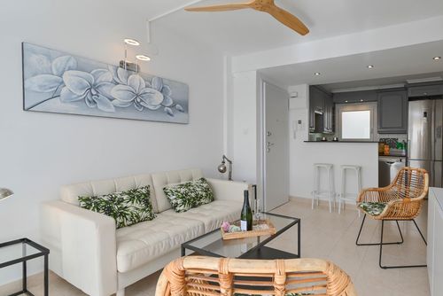 Hawaii Modern and comfortable apartment in Javea, Costa Blanca, Spain for 4 people. The apartment is situated in a residential beach area, close to restaurants and bars, shops and supermarkets, 100 metres from El Arenal, Javea beach and 100 metres from Mediterraneo, Javea....