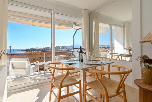 Hawaii Modern and comfortable apartment in Jávea, Costa Blanca, Spain for 4 persons. The apartment is situated in a residential beach area, close to restaurants and bars, shops, and supermarkets, at 100 metres from El Arenal, Jávea beach, and at 0....