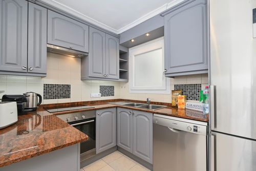 Hawaii Moderne und komfortable Ferienwohnung in Jávea, Costa Blanca, Spanien für 4 Personen. Die Wohnung befindet sich in einer Wohngegend am Strand, nahe zu Restaurants und Bars, Geschäften und Supermärkten, 100 m vom Strand El Arenal, Jávea und 0,1 km vom Mittelmeer, Jávea....