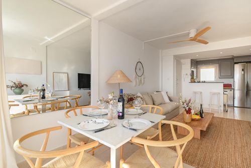 Hawaii Modern en comfortabel appartement in Xàbia, Costa Blanca, Spanje voor 4 personen. Het appartement is gelegen in een residentiële strandwijk, dicht bij restaurants en cafés, winkels en supermarkten, 100 m van het strand El Arenal, Xàbia en 0,1 km van de Mediterráneo, Xàbia....