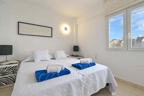 Hawaii Modern en comfortabel appartement in Jávea, Costa Blanca, Spanje voor 4 personen. Het appartement is gelegen in een residentiële strandwijk, dichtbij restaurants en bars, winkels en supermarkten, op 100 m van El Arenal, het strand van Jávea en 0,1 km van Mediterráneo, Jávea....