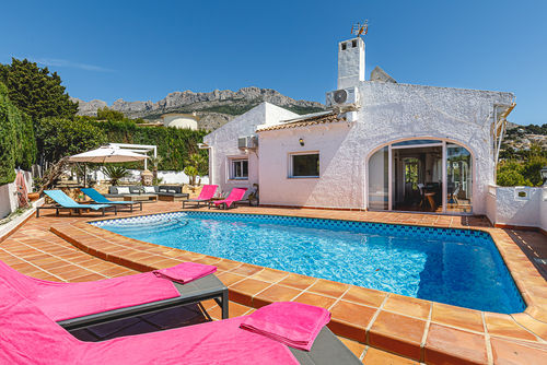 Santa Belgica Jolie et agréable maison de vacances à Altea, Costa Blanca, en Espagne, avec piscine privée pour 8 personnes. La maison est située dans un quartier résidentiel côtier et vallonné, à 3 km de la plage d'Altea la Olla....
