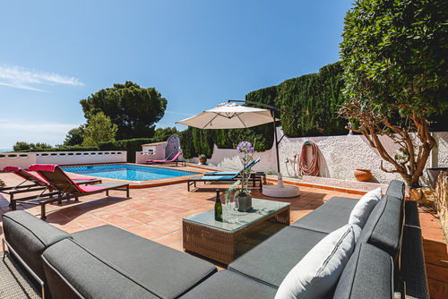 Santa Belgica Encantadora y agradable casa de vacaciones en Altea, Costa Blanca, España, con piscina privada para 8 personas. La casa está situada en una zona residencial costera y montañosa, a 3 km de la playa de Altea la Olla....