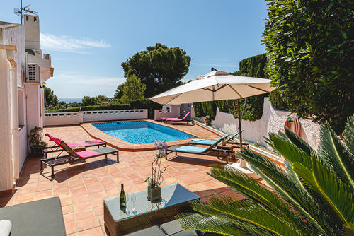 Santa Belgica Schönes und angenehmes Ferienhaus in Altea, Costa Blanca, Spanien mit privatem Pool für 8 Personen. Das Haus befindet sich in einer küstennahen, hügeligen Wohngegend und ist 3 km vom Strand Altea la Olla entfernt....