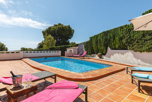 Santa Belgica Encantadora y agradable casa de vacaciones en Altea, Costa Blanca, España, con piscina privada para 8 personas. La casa está situada en una zona residencial costera y montañosa, a 3 km de la playa de Altea la Olla....