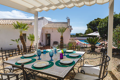 Santa Belgica Mooie en aangename vakantiewoning in Altea, Costa Blanca, Spanje met privézwembad voor 8 personen. Het huis is gelegen in een kustachtige, heuvelachtige woonwijk en ligt op 3 km van het strand van Altea la Olla....