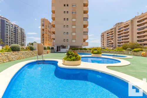 Topacio III 24A Apartamento con piscina comunitaria en Calpe, Costa Blanca, España, para 6 personas. El apartamento se encuentra cerca de restaurantes, bares y tiendas, y está a 25 m de la playa de Playa Levante....