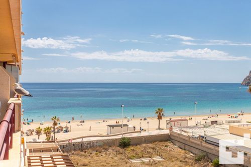Topacio III 24A Appartement met gemeenschappelijk zwembad in Calpe, Costa Blanca, Spanje voor 6 personen. Het appartement is gelegen in de nabijheid van restaurants, bars en winkels, en is 25 m van het Playa Levante strand....