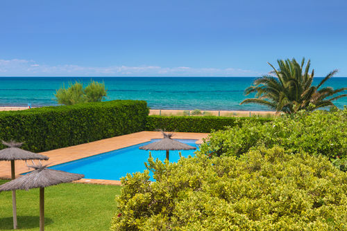 Las Dunas 02 by homeprive Bonito e confortável apartamento em Denia, Costa Blanca, Espanha, com piscina comunitária para 4 pessoas. O apartamento está localizado em uma área residencial de praia, próximo a restaurantes, bares e supermercados, e a apenas 25 metros da praia....